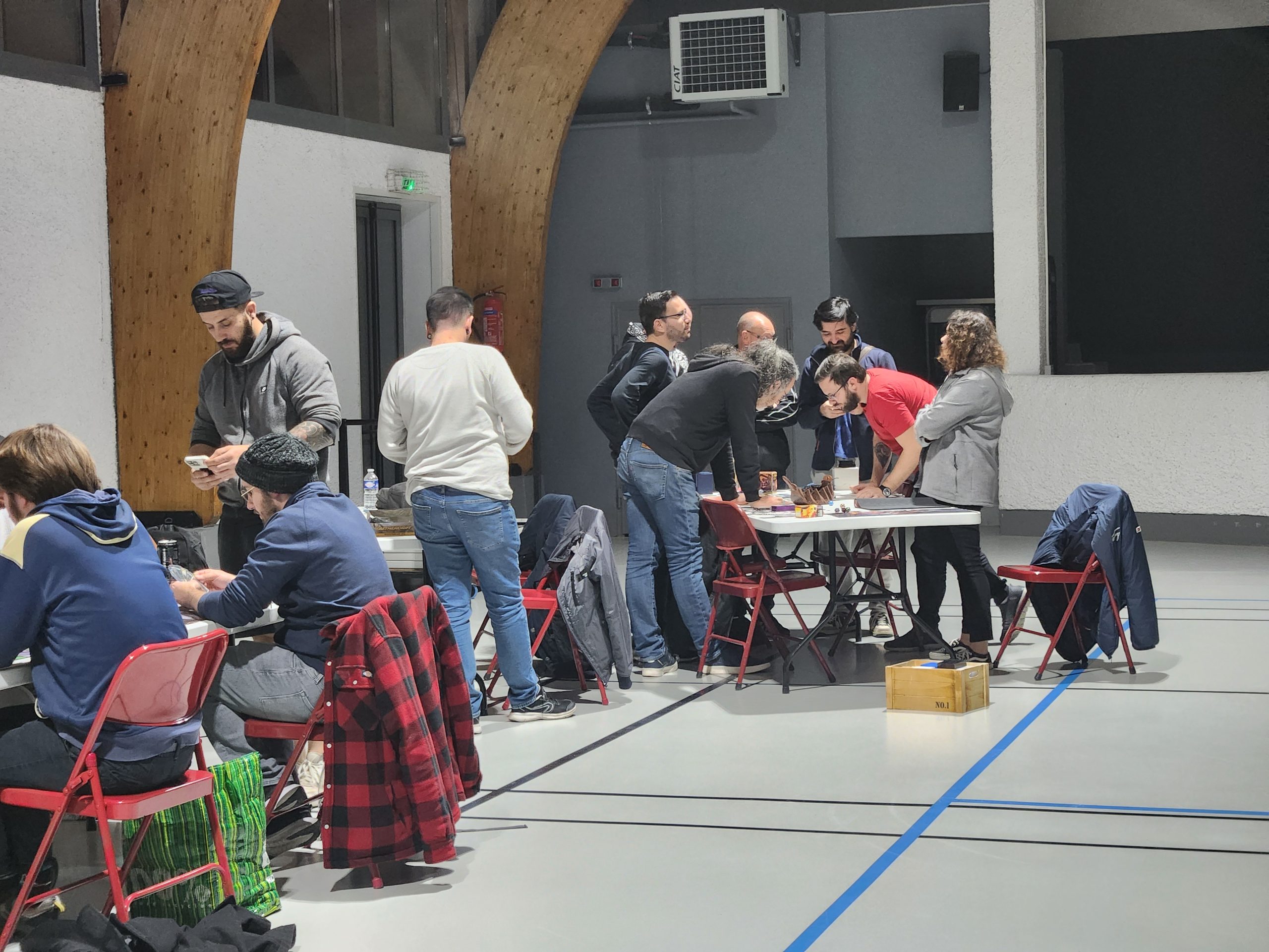 Joueurs de Magic en train de choisir les cartes à récuperer chez soi