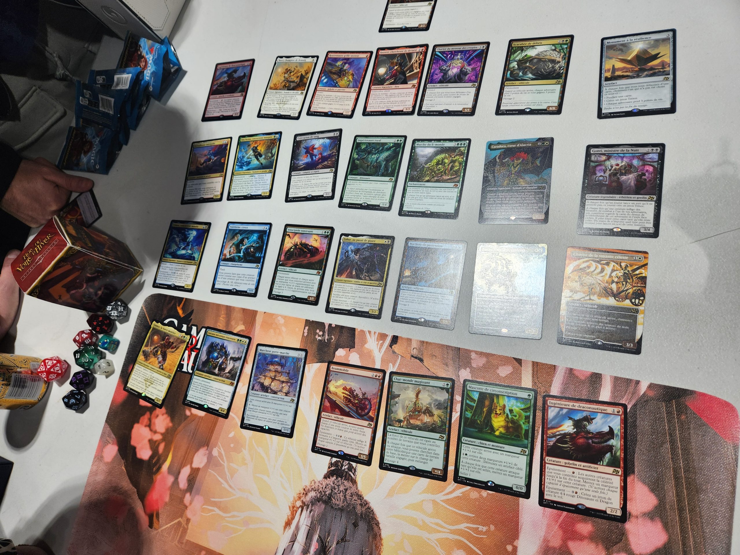 Cartes Aetherdrift disposées sur les tables de jeu
